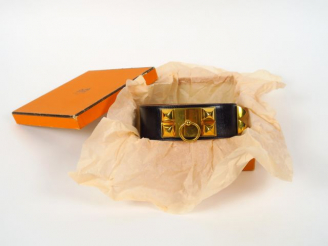 Vente aux enchères HERMES. Ceinture "Médor" en cuir noir, avec sa boite.  Longueur : 0,81