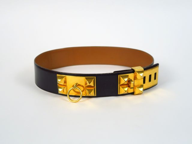 HERMES. Ceinture "Médor" en cuir noir, avec sa boite.  Longueur : 0,81