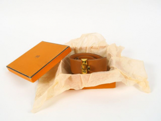 Vente aux enchères HERMES. Ceinture "Médor" en cuir gold, avec sa boite.  Longueur : 0,86