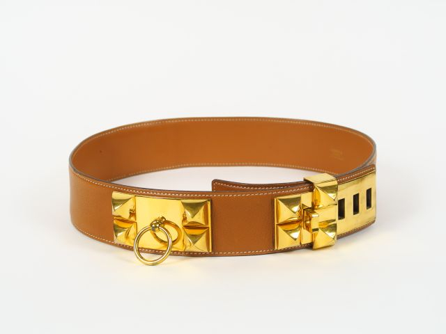 HERMES. Ceinture "Médor" en cuir gold, avec sa boite.  Longueur : 0,86