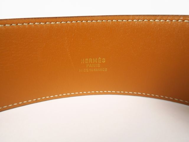 HERMES. Ceinture "Médor" en cuir gold, avec sa boite.  Longueur : 0,86