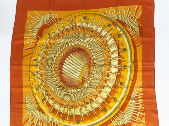 HERMES. "Alternateur". Carré en soie brune et ocre par Pierre Peron