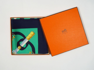 Vente aux enchères HERMES. "Eperons d'or". Carré en soie.