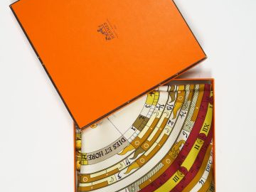 HERMES. Carré en soie, à décor de cadran solaire.