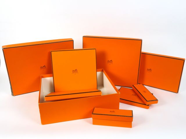 HERMES. Lot de boites et de ruban (divers états)