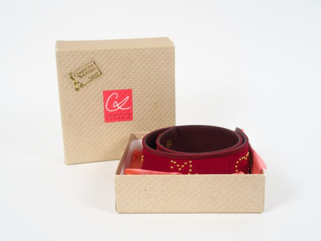 Christian LACROIX. Ceinture en daim rouge.