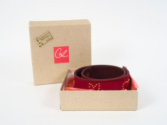 Vente aux enchères Christian LACROIX. Ceinture en daim rouge.