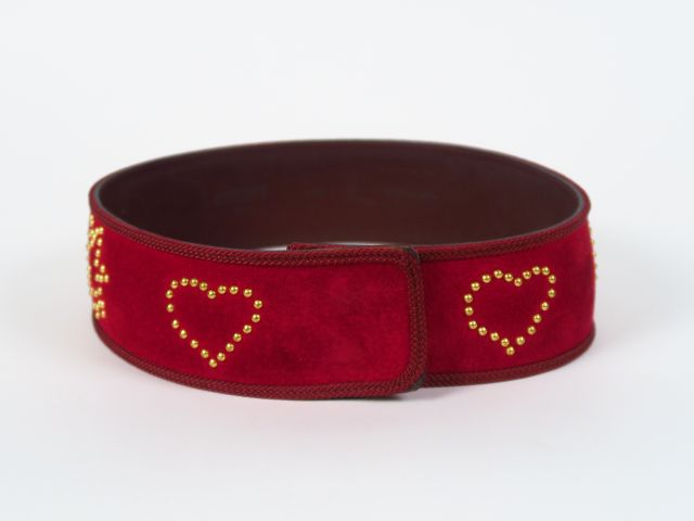 Christian LACROIX. Ceinture en daim rouge.
