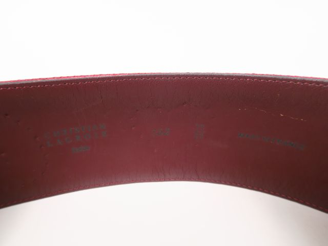 Christian LACROIX. Ceinture en daim rouge.