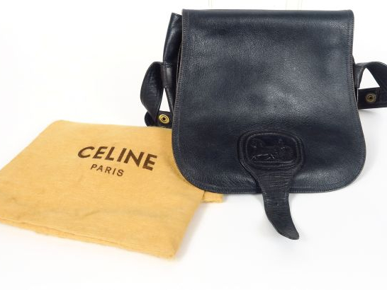 CELINE. Sac à main en cuir noir.