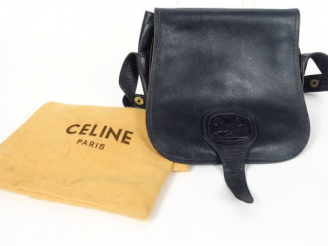 Vente aux enchères CELINE. Sac à main en cuir noir.