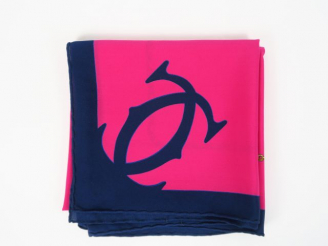 Vente aux enchères CARTIER. Foulard en soie fuschia.