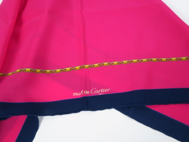 CARTIER. Foulard en soie fuschia.