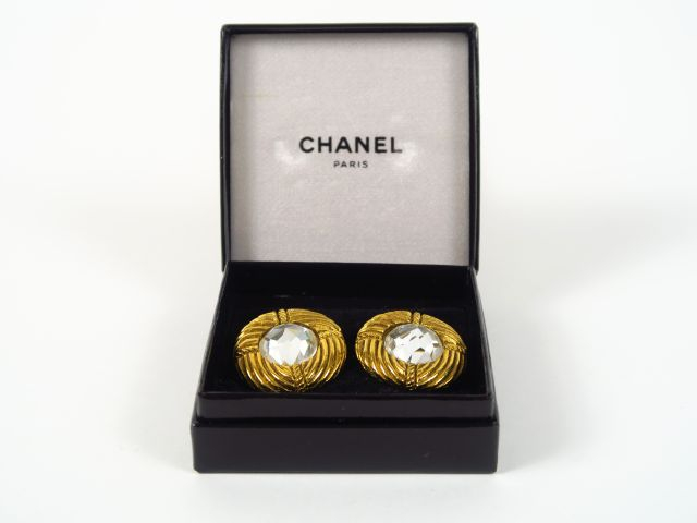 CHANEL. Paire de clips d'oreilles, dans leur boite.