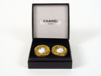 Vente aux enchères CHANEL. Paire de clips d'oreilles, dans leur boite.