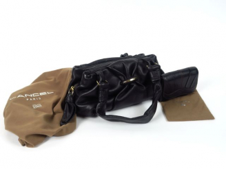 Vente aux enchères LANCEL. Sac à main et porte-monnaie en cuir noir.