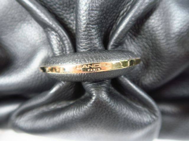 LANCEL. Sac à main et porte-monnaie en cuir noir.