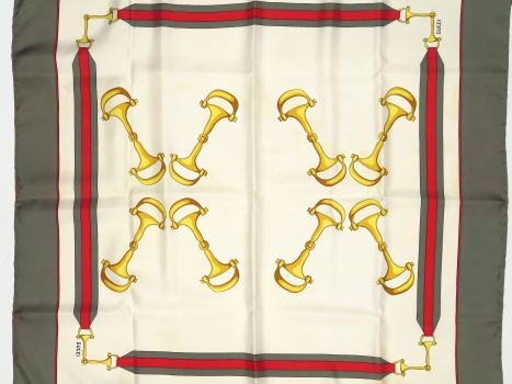 GUCCI. Foulard en soie, à décor de mors de chevauxl.