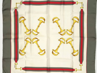 Vente aux enchères GUCCI. Foulard en soie, à décor de mors de chevauxl.