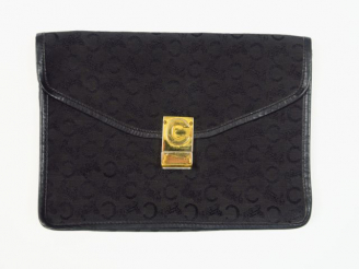 Vente aux enchères CELINE. Pochette en tissu noir.