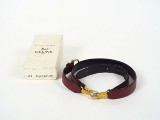 Vente aux enchères CELINE. Ceinture en cuir bordeaux.