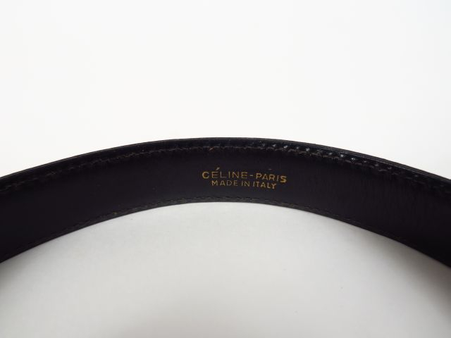 CELINE. Ceinture en cuir bordeaux.