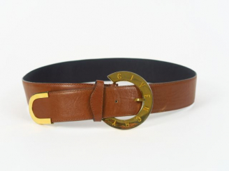Vente aux enchères GIVENCHY. Ceinture en cuir marron.