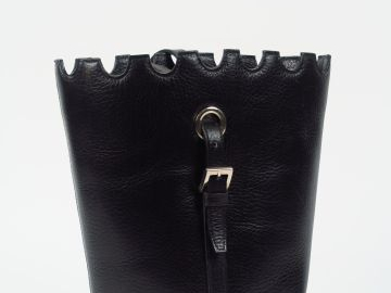 ROCHAS. Sac à main en cuir noir.