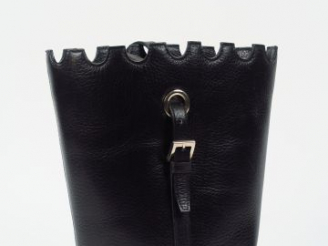 Vente aux enchères ROCHAS. Sac à main en cuir noir.