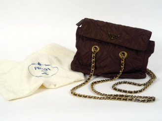 Vente aux enchères PRADA. Sac en tissu marron matelassé.