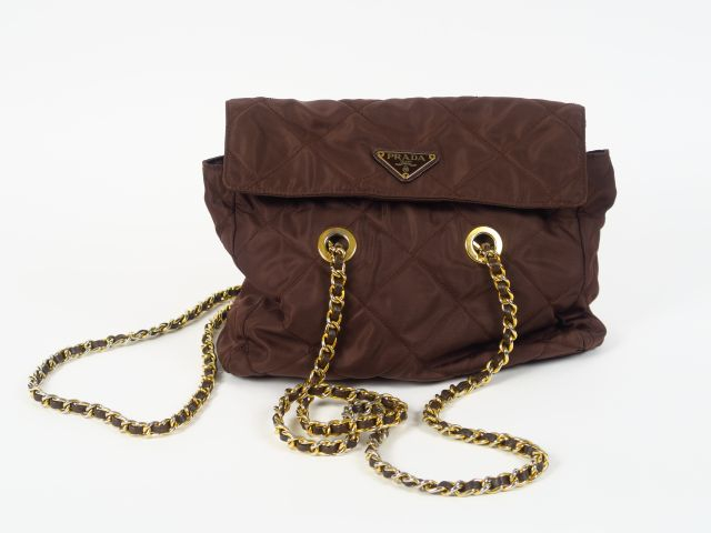 PRADA. Sac en tissu marron matelassé.