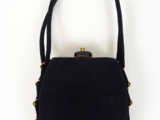 Vente aux enchères Sac du soir 1950 en daim noir.