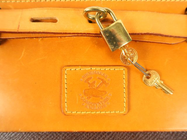 LA CORDONNERIE ANGLAISE. Sac de voyage en cuir.