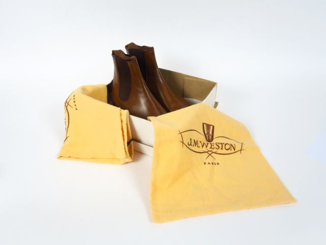 J.M WESTON. Paire de boots en cuir marron. Etat neuf Taille 38
