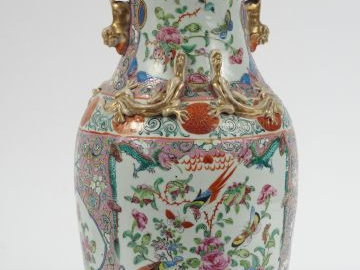 Vase balustre en porcelaine de Canton, décor dans le goût de la famill