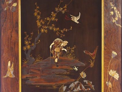 Paire de panneaux et cadres japonais XIXe en bois, laque et marqueteri