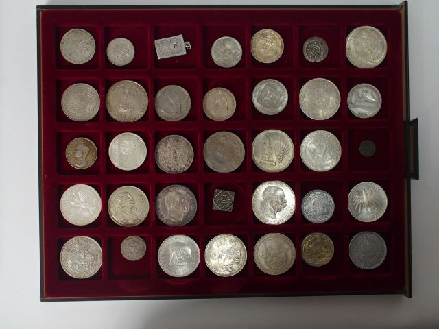 124 monnaies principalement divisionnaires en argent et métaux divers 