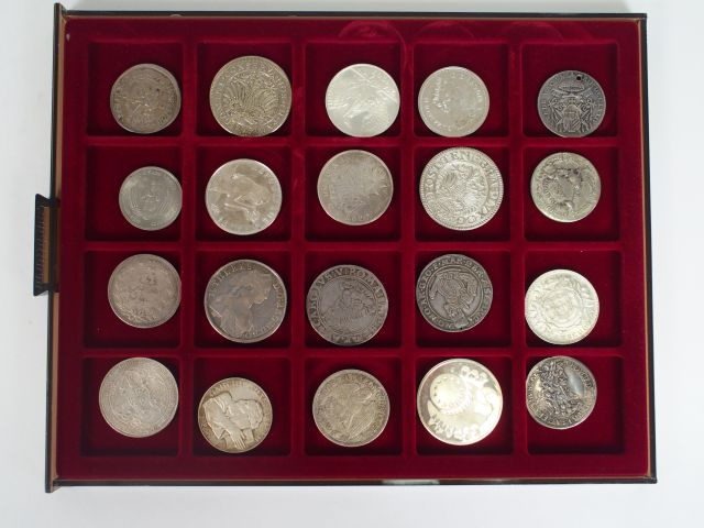 73 monnaies étrangères. Ecus divisionnaires principalement XXe siècle 
