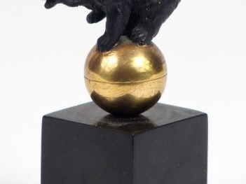 Ecole française Xxème "Ours polaire sur un ballon". Sujet en bronze, l