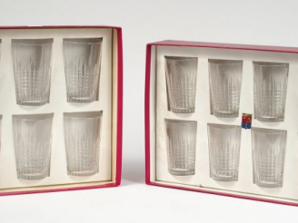 Vente aux enchères BACCARAT. Dans deux coffrets : 2 séries de 6 verres en cristal à décor