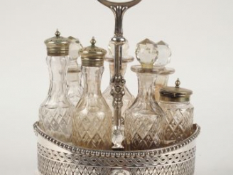 Vente aux enchères Nécessaire à condiments en cristal et métal.