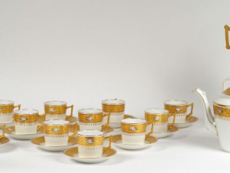 Vente aux enchères Service à café en porcelaine à décor en double dorure et de paysage la