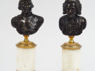 Vente aux enchères Paire de statuettes fin XVIIIème en bronze patiné doré et marbre bicol