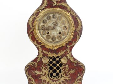Pendule de cheminée de style Rocaille en placage de loupe de thuya et 