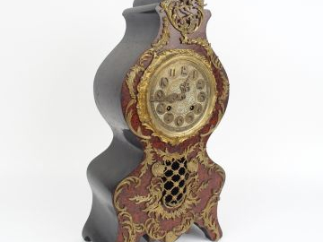 Pendule de cheminée de style Rocaille en placage de loupe de thuya et 