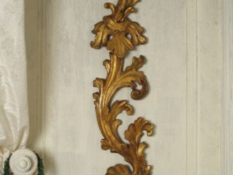 Vente aux enchères Paire de bois sculptés et dorés à décor de feuilles d'acanthe . H. 97 