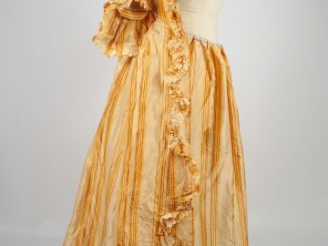 Vente aux enchères Robe à la française manteau en taffetas de soie à rayures crème et ocr