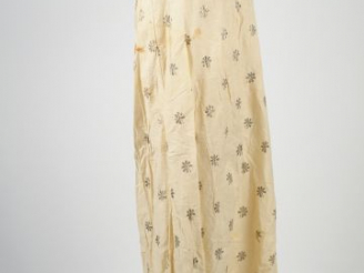 Vente aux enchères Robe du début du XIXè siècle, coton lamé argent, manches ballons (une 