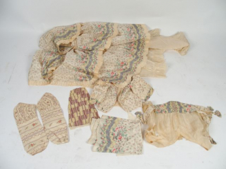 Vente aux enchères Dépouille d'une robe  du XIXè siècle aux volants de soie chinée à la b
