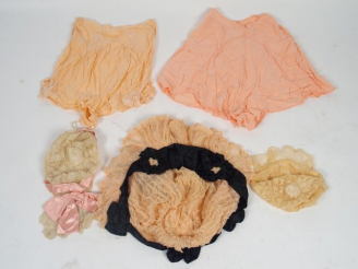 Vente aux enchères Un lot comprenant : une capote soie XXè siècle, 2 bonnets en dentelle 